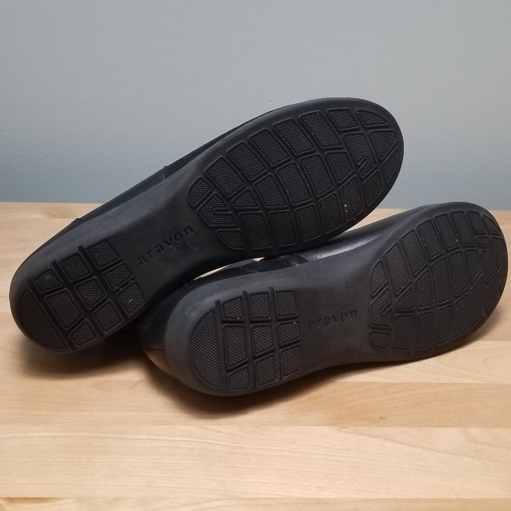 ARAVON | BLACK LEATHER SIDE ZIP BOOTIES, SZ 10 B - Picture 5 of 8